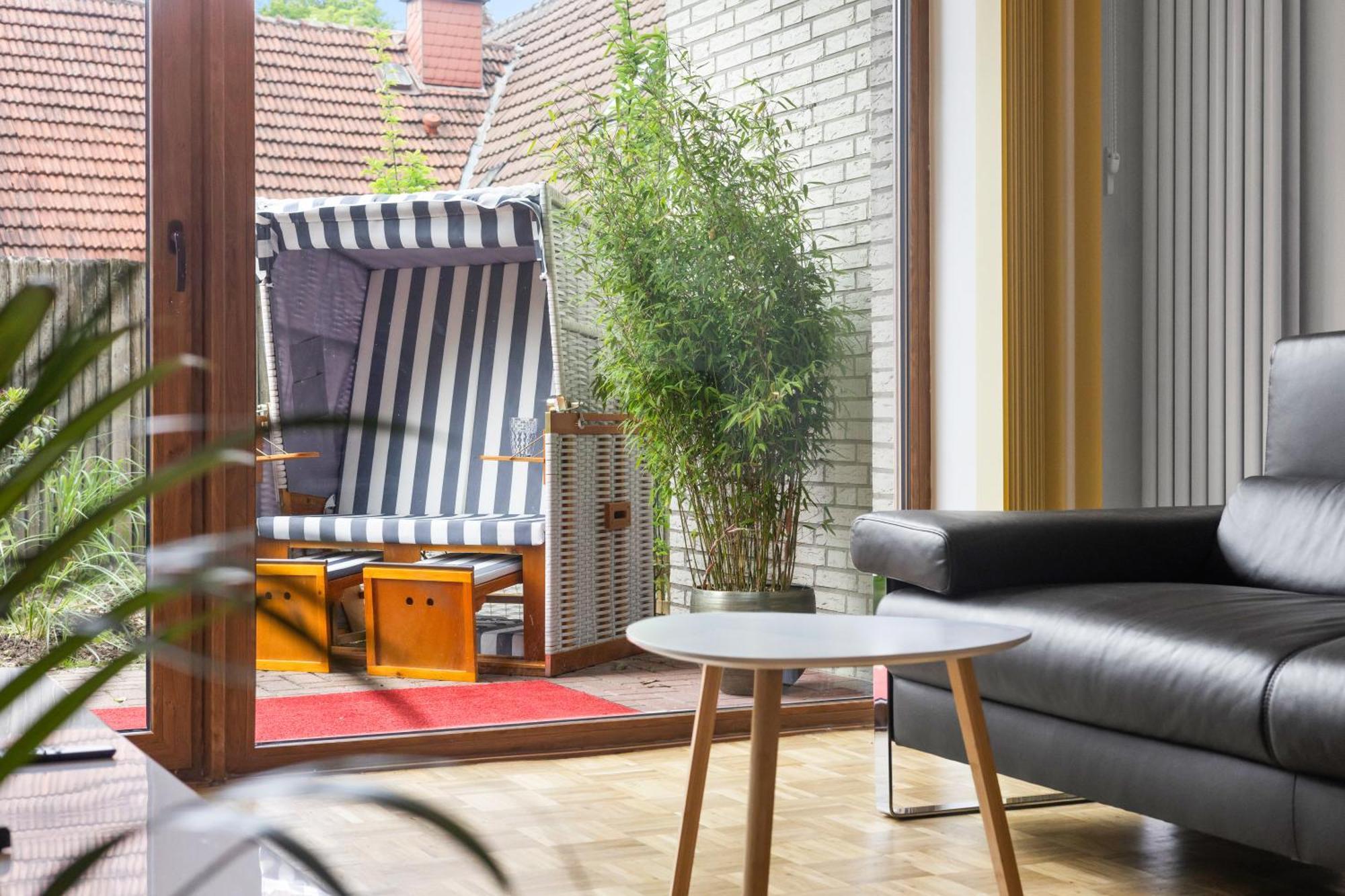 - By Living Apartment *